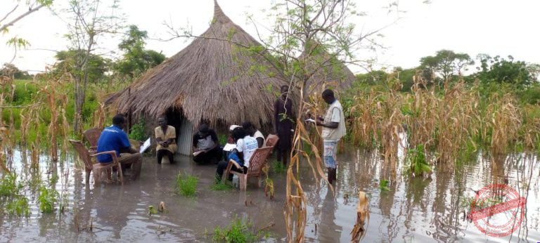 Hundreds of returnees and refugees being ferried from Upper Nile border areas. (UNHCR/Facebook).