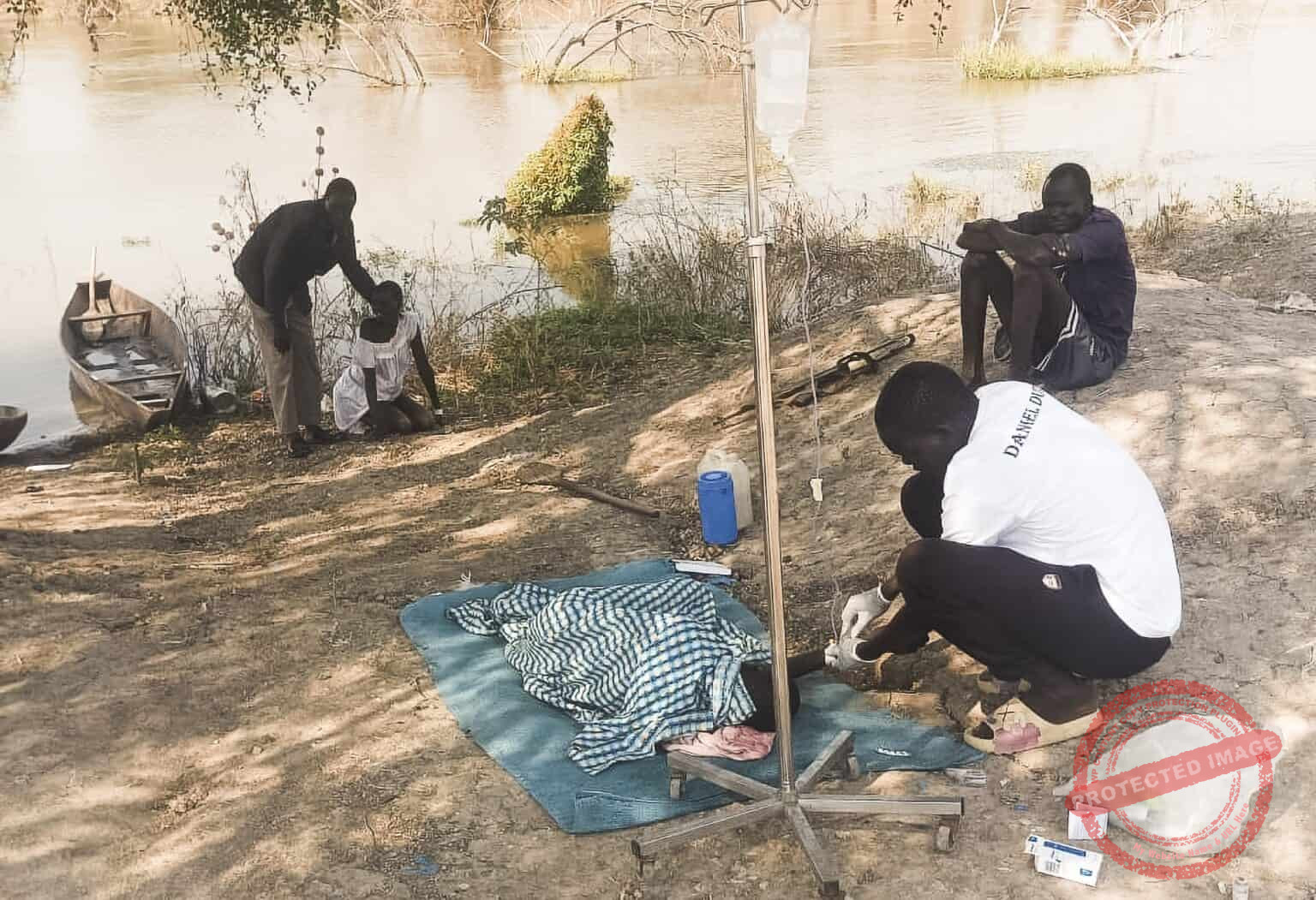 Medic treating cholera patients in the open [Photo Courtesy: WaterStep/John Dau Foundation]