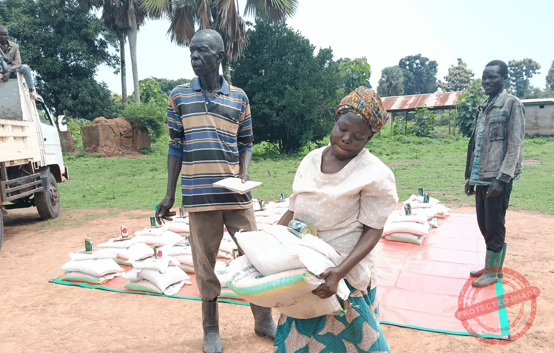 Farmers receive high-quality seeds from GIZ South Sudan - Photo credit: GIZ South Sudan